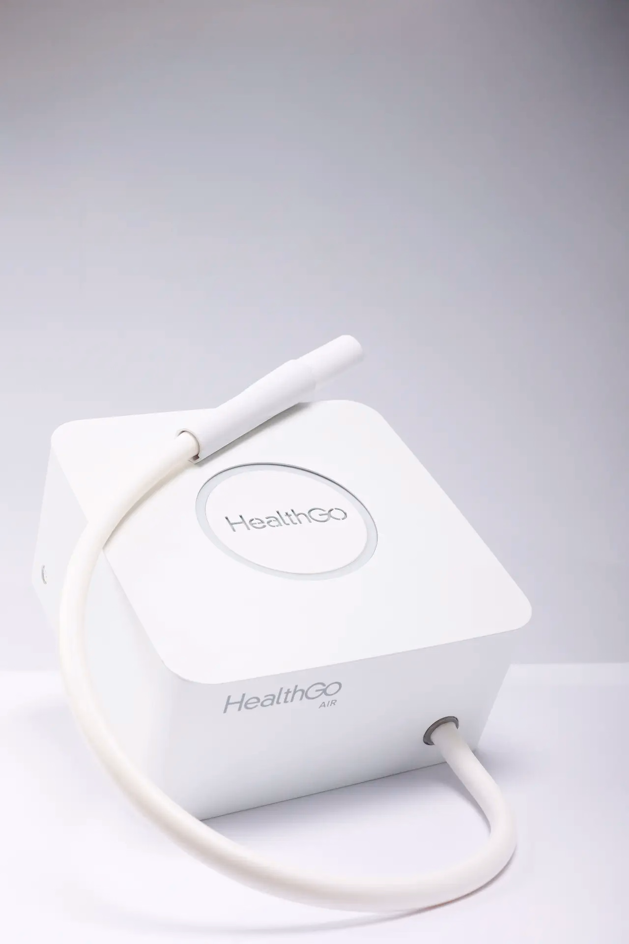 Aparelho HealthGo Air com mangueira e bocal para coleta do ar expirado no teste respirat?rio